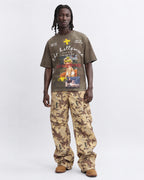 T-shirt grafica Hollywood, pantalone camo cargo, boots