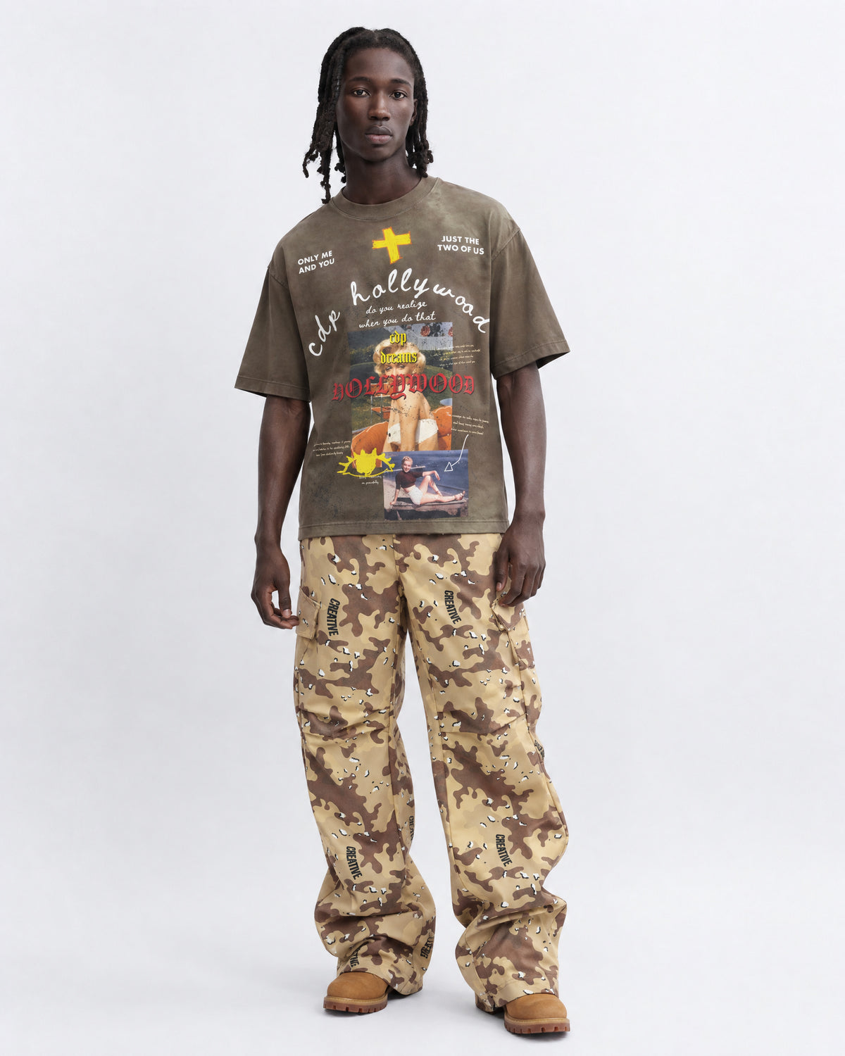 T-shirt grafica Hollywood, pantalone camo cargo, boots